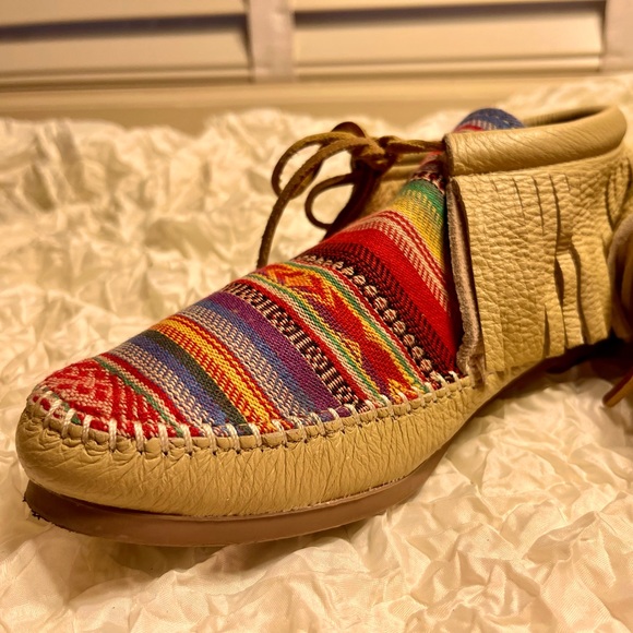 Minnetonka Frisco Western bootie. Leather and woven blanket pattern fabr… - Picture 6 of 8